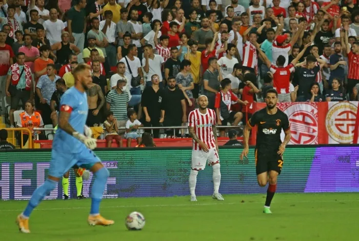 antalyaspor-galatasaray-canli-anlatim-direkten-donen-top-kacan-penalti-1659903600904.jpg Antalyaspor - Galatasaray: 0-1 (MAÇ SONUCU ÖZET) | Gomis 90'da attı... - 14