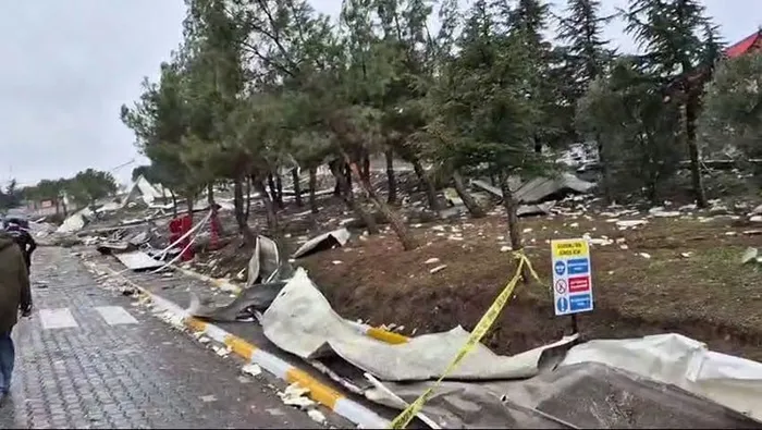 balikesirde-patlayici-uretim-fabrikasinda-patlama-olu-ve-yaralilar-var-1735022957854.jpg Patlama sonrasında çevrede büyük hasar oluştu (İHA)