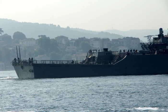 Son dakika: ABD savaş gemisi İstanbul Boğazı'ndan geçti! Ağır silahlarla nöbet tutan askerler dikkat çekti. - 1