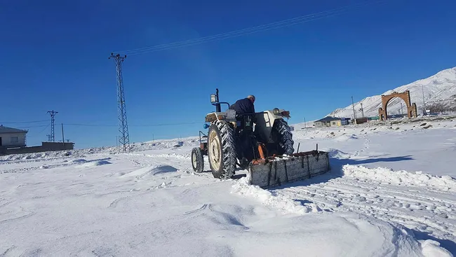 Bitlis’te kar nedeniyle atölyesine gidemeyen demir ustası küreme aracı yaptı - 2