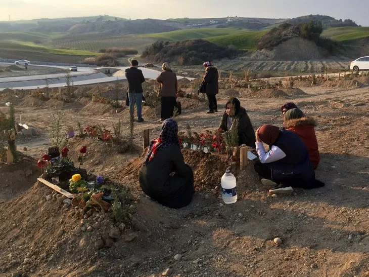 Adana’da depremde hayatını kaybedenlerin mezarları yürek yaktı