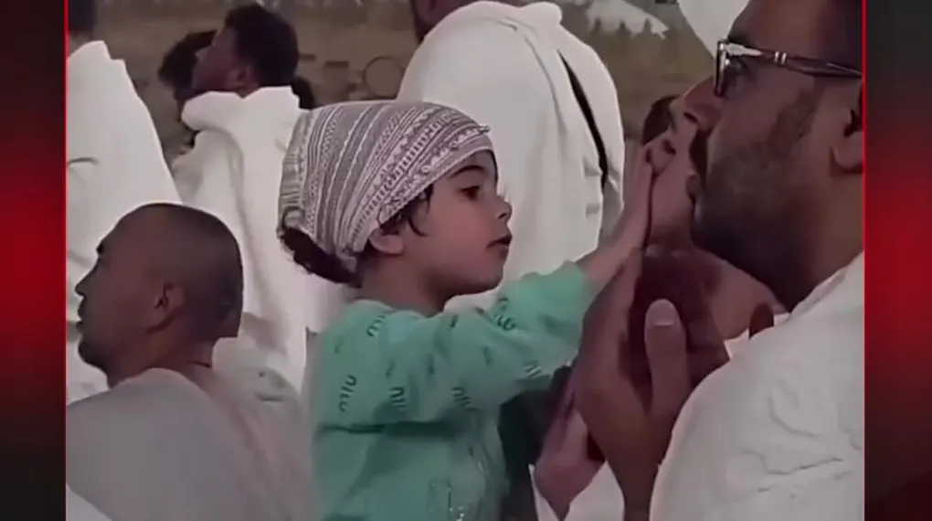 KABE'DE AĞLAYAN BABASINA TESELLİ OLDU