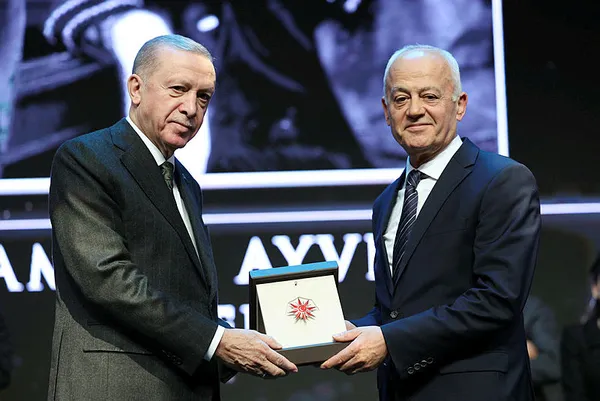 kultur-ve-sanat-buyuk-odulleri-sahiplerini-buldu-baskan-erdogan-o-isimleri-tek-tek-acikladi-1703080368696.jpg Kültür ve Sanat Büyük Ödülleri sahiplerini buldu! Başkan Erdoğan o isimleri tek tek açıkladı - 5