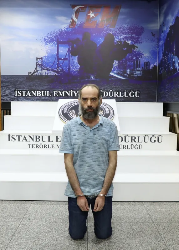 yakalanan-deasli-elebasi-abu-zeyd-tutuklanma-talebiyle-hakimlige-sevk-edildi-1662735295826.jpg Yakalanan DEAŞ'lı elebaşı Abu Zeyd tutuklandı! Mahkemeden karar çıktı - 3