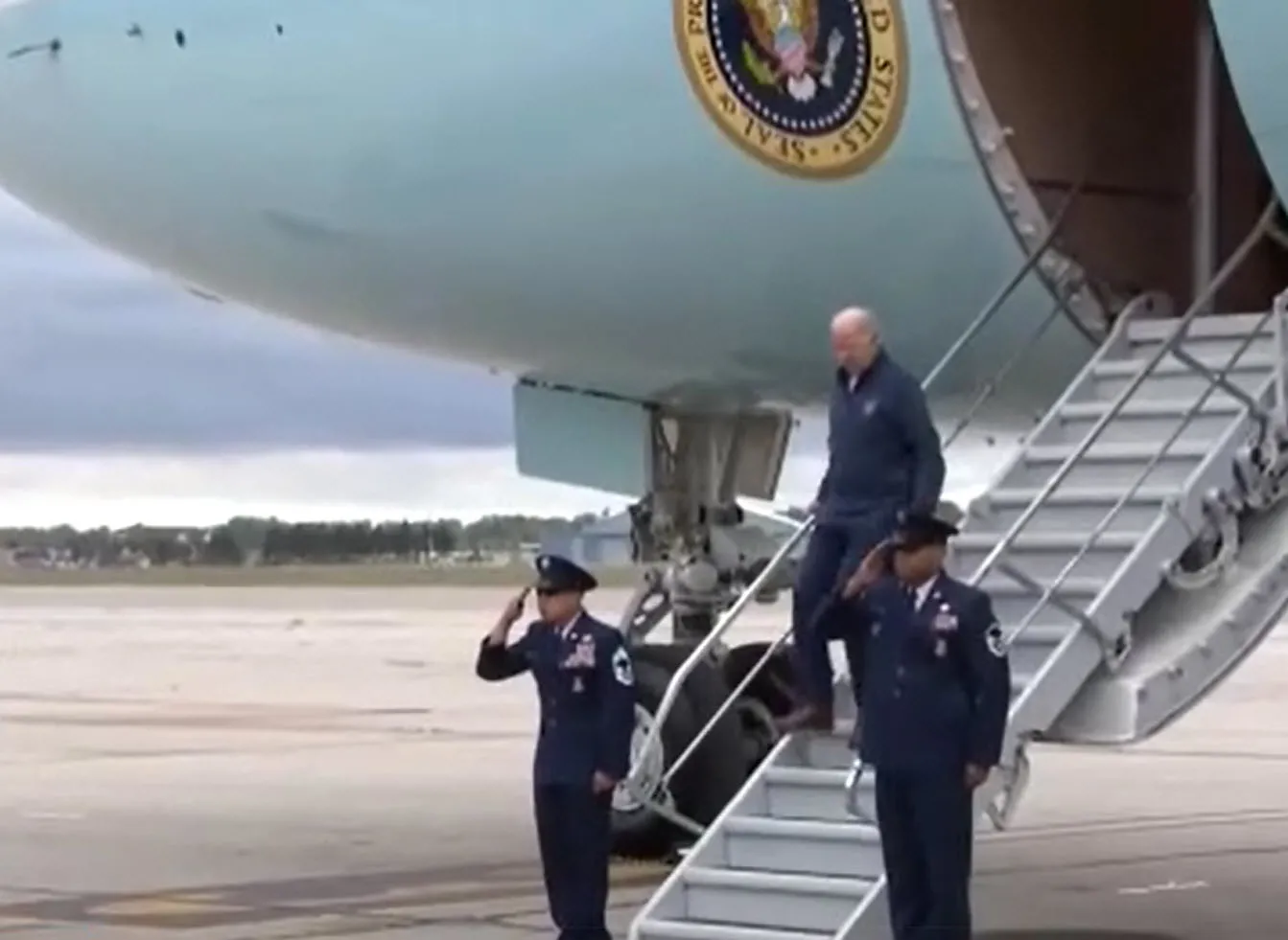 ABD Başkanı Joe Biden büyük bir kazadan son anda kurtuldu! Uçaktan inerken...