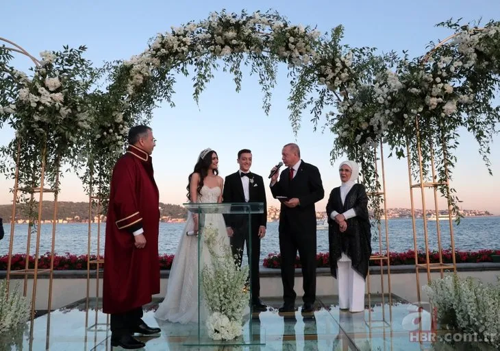 Başkan Erdoğan Mesut Özil ile Amine Gülşe’nin nikah şahidi oldu | Düğünden dikkat çeken kareler