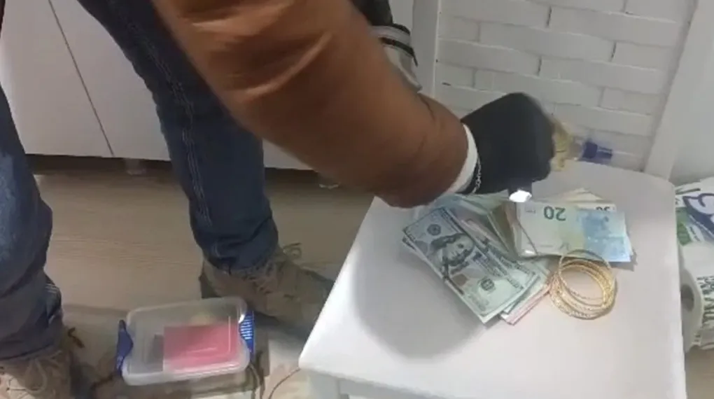 Polis, 'rüşvet dolarları'nı ele geçirdi
