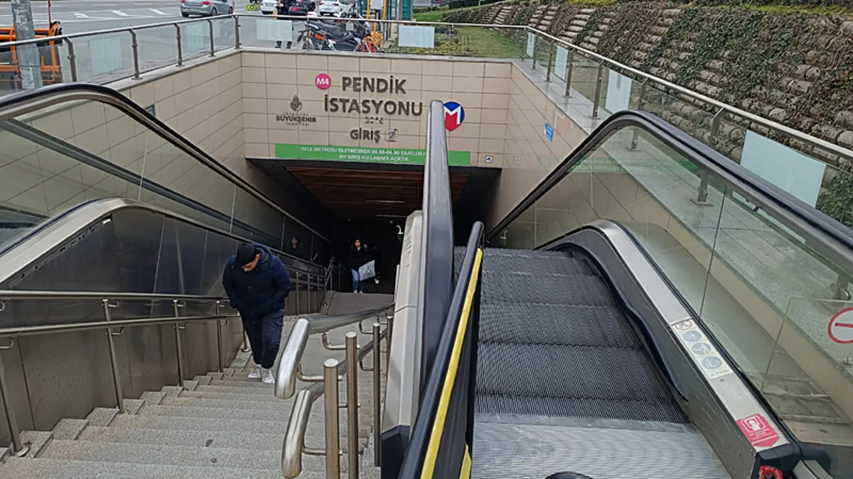 Pendik Metro İstasyonu'nda facia! Merdivene ayağı sıkışan kadının 3 parmağı koptu