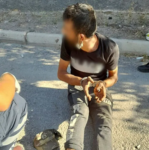Konya'da polise bıçak çeken şüpheli, bacağından vurularak etkisiz hale getirildi - 1