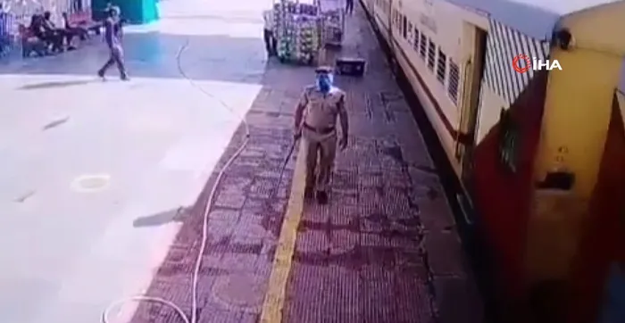 Korkunç anlar! Trenden düştü polis böyle kurtardı - 1