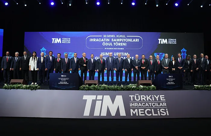 baskan-erdogandan-net-enflasyon-mesaji-ulkemize-ve-milletimize-bedel-odetmedik-1751283306169.jpeg Başkan Erdoğan, TİM 32. Olağan Genel Kurulu ve İhracatın Şampiyonları Ödül Töreni'nde konuştu (AA)