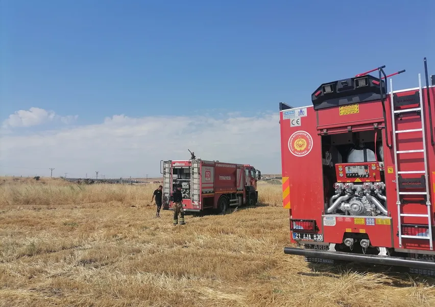 Diyarbakır'da çıkan anız yangını itfaiye ekiplerince söndürüldü - 1
