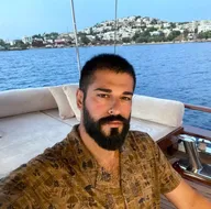 Burak Özçivit yakışıklılığını babasından almış