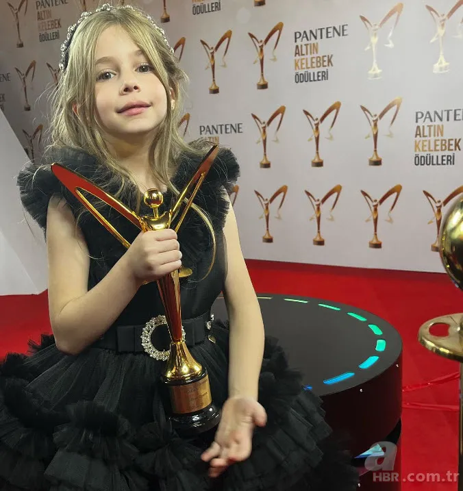 Bir Küçük Gün Işığı’nın minik yıldızı Azra Aksu’ya bir ödül daha! ‘En iyi’ seçildi 9