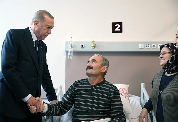 Başkan Erdoğan’dan Antalya Şehir Hastanesi’nde tedavi gören hastalara geçmiş olsun ziyareti!