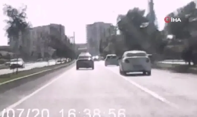 ihalari-koruyacak-bulusa-imza-atan-bilim-insanlarina-suikast-girisimi-polis-son-anda-engelledi-o-anlar-kamerad-1721680045263.jpg Bilim insanlarına saldırı girişimi kamerada.