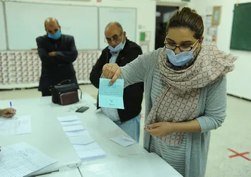 Cezayir'de katılımın düşük olduğu referandum sona erdi