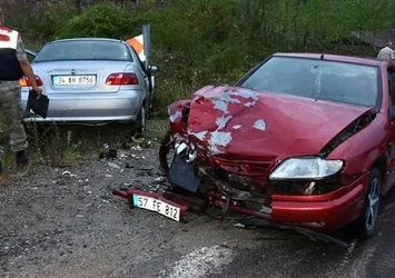 Sinop'ta iki otomobil çarpıştı: 1 ölü, 6 yaralı!