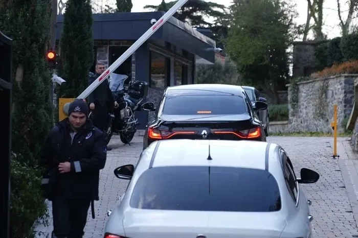 1746333073557.jpeg İBB’ye yapılan operasyondan görüntü (AA)