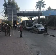 Adanada polis aracına bombalı saldırı!