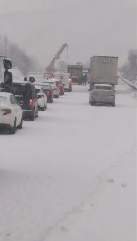 turkiyede-kar-yagisi-etkili-oluyor-yalova-bursa-kara-yolu-kayan-tir-nedeniyle-kapandi-1643031751521.jpg