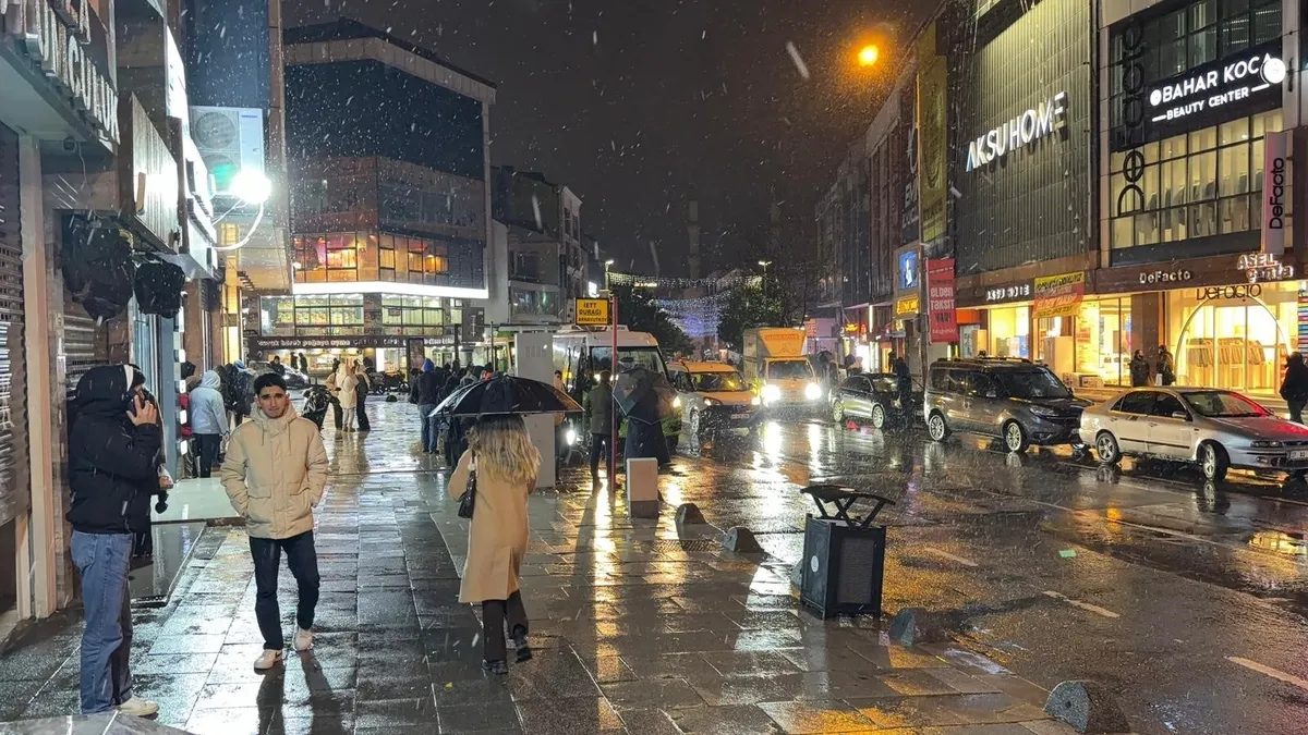 Arnavutköy'de kar yağışı!