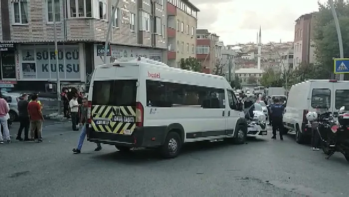 Son dakika: Sultangazi'de servis aracı okul önünde bekleyen öğrenci ve velilere çarptı: 4 yaralı - 3
