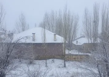 Kars ve Tunceli'de kar sürprizi! Beyaza büründü