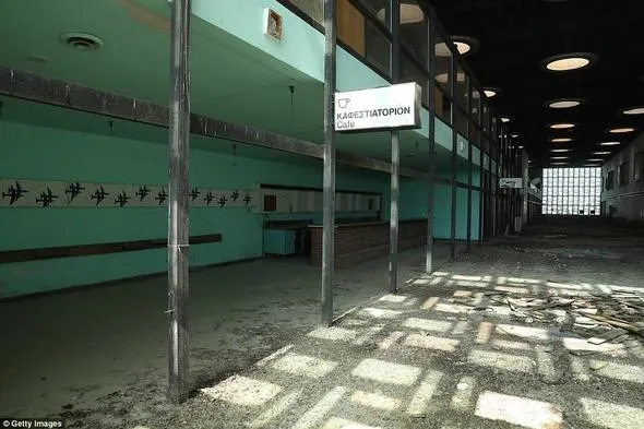 44 yıldır tek uçak inmiyor... Kıbrıs'ın hayalet havalimanı