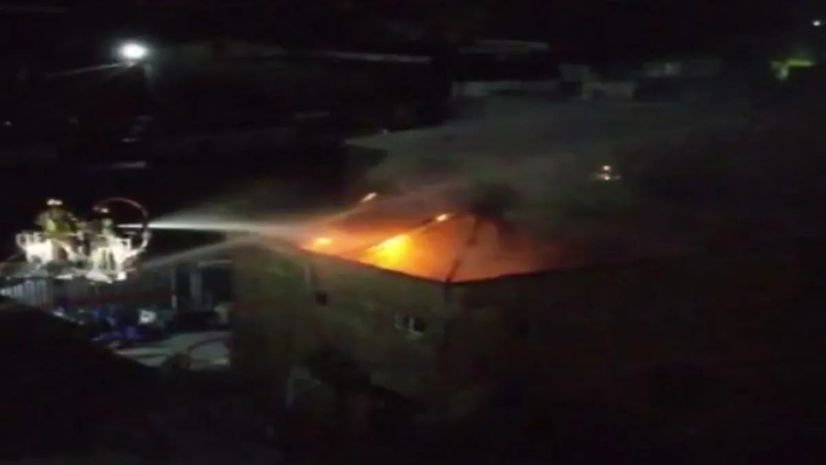 Başakşehir'de Madeni Eşya Fabrikasında Korkutan Yangın: Alevler Kontrolden Çıktı!