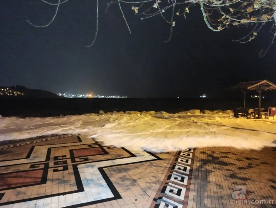 SON DAKİKA | Bursa Gemlik’te tsunamiyi andıran görüntüler! Araçlar ve dükkanlar sular altında... 3