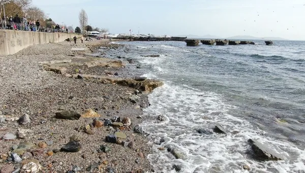 caddebostanda-deniz-2-metre-cekildi-yer-yer-kirlilik-goruldu-1648909633875.jpg Caddebostan’da deniz 2 metre çekildi! Yer yer kirlilik görüldü - 3