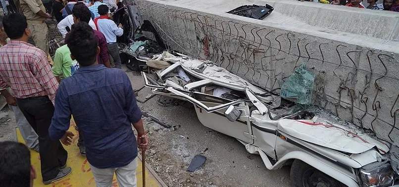Hindistan'da üst geçit çöktü: 18 ölü