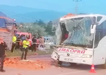 Çorum'da feci kaza! Yolcu otobüsü kamyona çarptı | Ölü ve yaralılar var