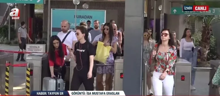 izmirde-grevin-ikinci-gunu-vatandas-yine-duraklarda-kaldi-cop-araclari-kuyruk-oldu-1748587524236.jpeg İzmir'de grevin ikinci gününde A Haber bölgede