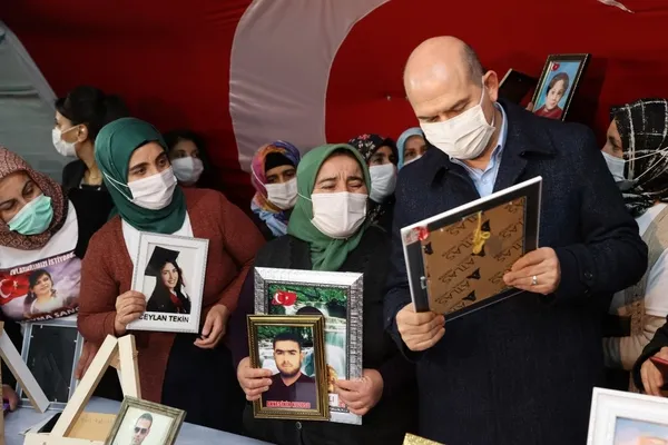 İçişleri Bakanı Süleyman Soylu’dan HDP önünde evlat nöbetindeki ailelere ziyaret