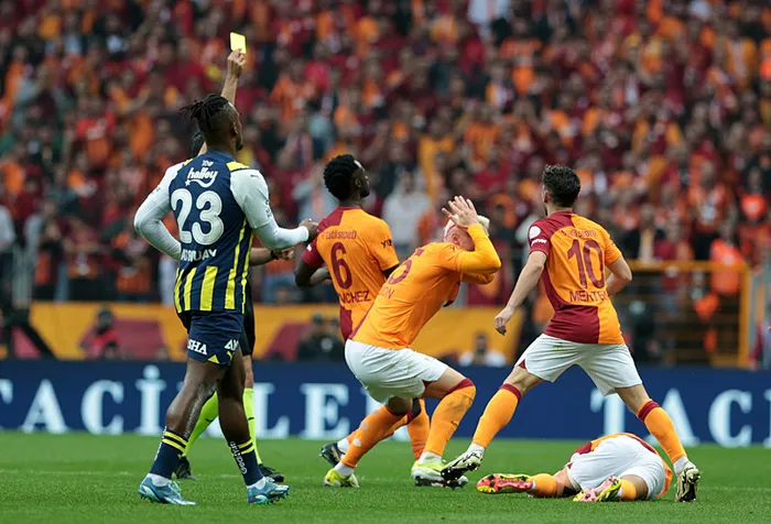 turkiye-90-dakika-nefesini-tutuyor-sampiyonluk-dugumu-cozulecek-mi-galatasaray-fenerbahce-macinda-ilk-duduk-ca-1716138335570.jpg Rams Park'ta 10 kişilik zafer! Fenerbahçe Galatasaray karşısında hata yapmadı | Şampiyonluk düğümünde son 90 - 1