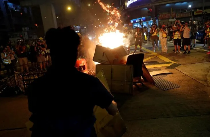 Hong Kong’da sokaklar savaş alanına döndü! Gerilim tırmanıyor...