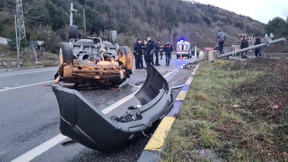 Zonguldak'ta feci kaza! Aydınlatma direğine çarpıp ters döndü