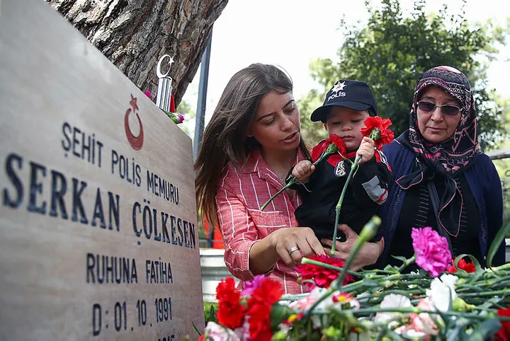 Şehit annesinin gözyaşlarını Antalya Emniyet Müdürü Mehmet Murat Ulucan sildi - 1