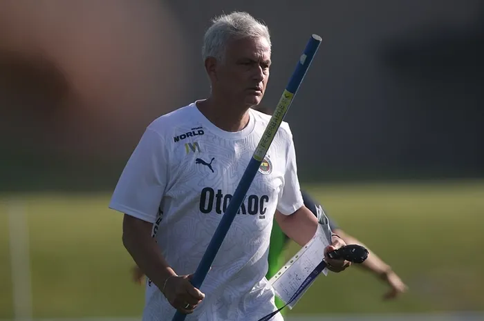 Fenerbahçe’de büyük kıyım! Mourinho 6 ismin biletini kesti