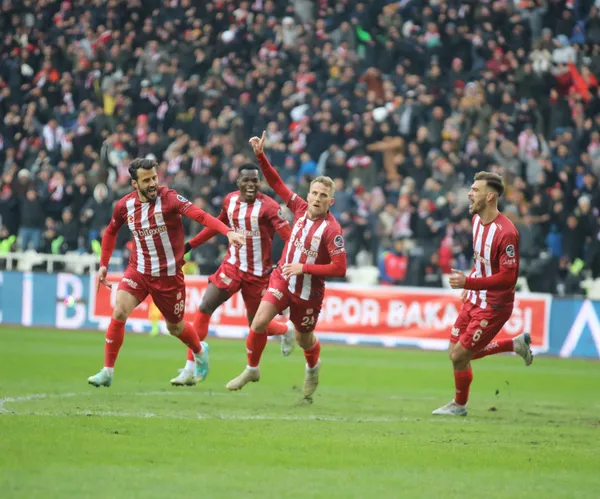 canli-sivasspor-besiktas-maci-canli-anlatim-izle-super-ligde-zorlu-karsilasma-1675521658727.jpg Beşiktaş Sivas'ta buz kesti: Zirve yarışında ağır yara - 2