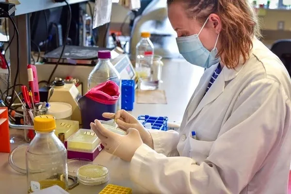 Uğur Şahin ve Özlem Türeci’nin kanser aşısının ilk sonuçları başarılı | Kanser aşısı için umutlar arttı