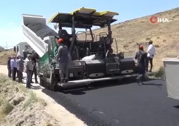 Muş’ta sıcak asfalt mesaisi kamerada