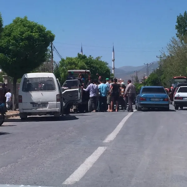 Traktöre ayağı sıkışan gencin yardımına vatandaşlar koştu - 2