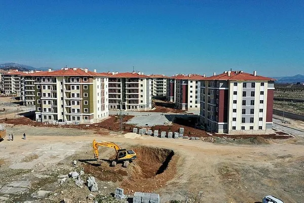 bakan-murat-kurum-deprem-bolgesinde-acikladi-298-bin-bina-yikik-ya-da-agir-hasarli-1679058183432.jpeg Bakan Murat Kurum deprem bölgesinde açıkladı: 11 ilde 20 bin konutun temelleri atılıyor - 2