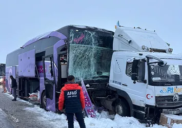 Yolcu otobüsü kamyona çarptı: 9 yaralı