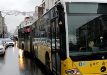 2 İETT otobüsü yolda kaldı! Trafikte sürücüler zor anlar yaşadı