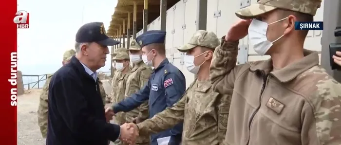 Milli Savunma Bakanı Hulusi Akar, Irak sınırının sıfır noktasında Mehmetçikle iftar yaptı