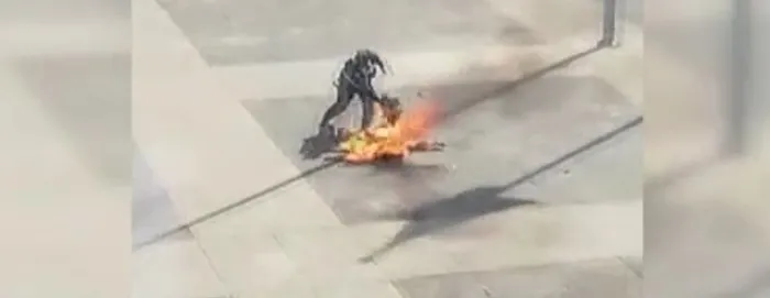 Uruguay Devlet Başkanlığı binası önünde korkunç olay! Kendisini böyle ateşe verdi